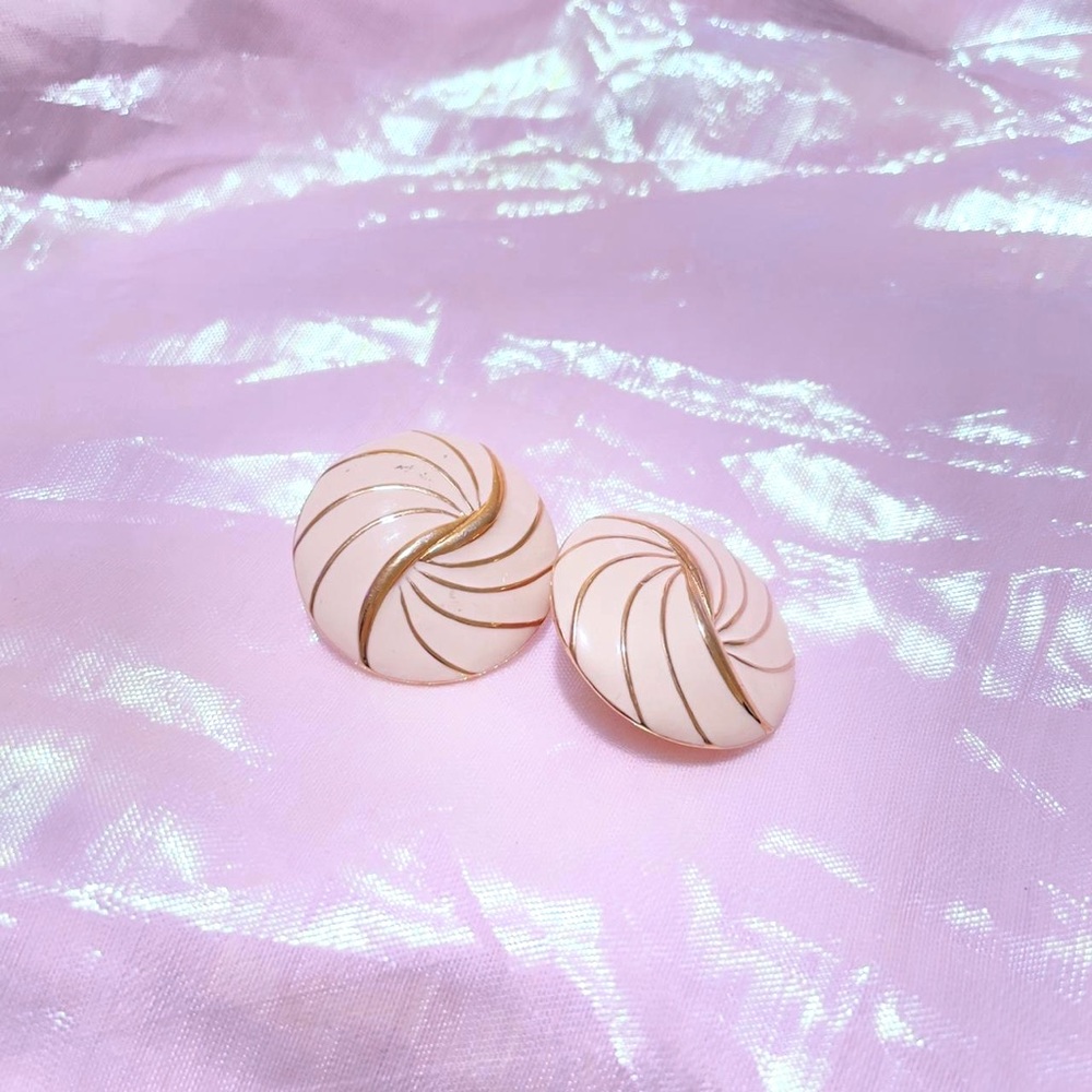 Vintage Spiral Detail Cream and Gold Screw Back Earrings